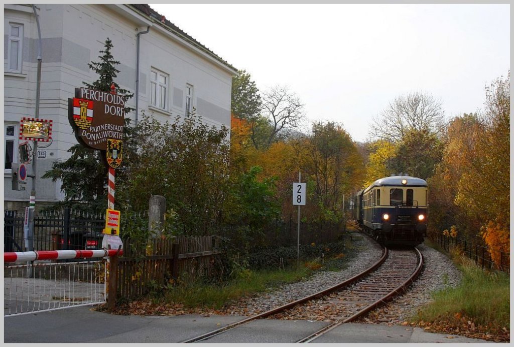 Anlsslich des Perchtoldsdorfer Htereinzuges veranstaltete der Verein Pro Kaltenleutgebner Bahn Sonderfahrten mit dem 5042 14 auf der schnen, 6,7 km langen Strecke zwischen Wien/Liesing und Waldmhle. Rodaun, 06.11.11