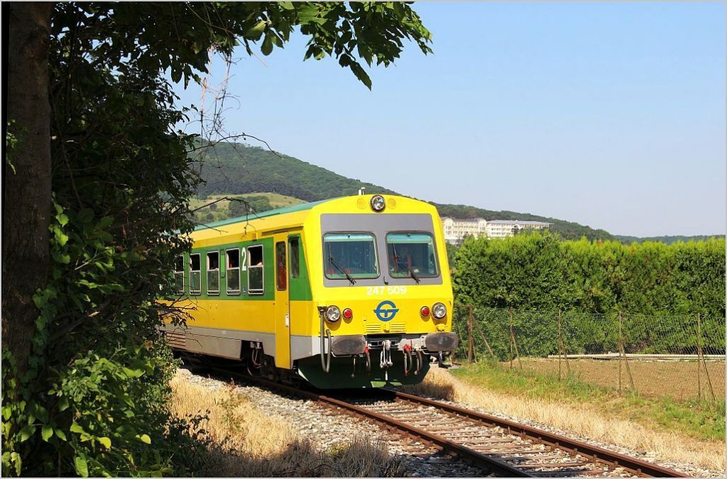Anlsslich des Perchtoldsdorfer Umgangs veranstaltete am 17. Juni 2012 der Verein Pro Kaltenleutgebnerbahn zu Demonstrationszwecken eines mglichen Planbetriebes einen stndlichen Pendelverkehr mit dem Raaberbahn Triebwagen 247 509 (ex BB 5047 100) auf dieser vom Personenverkehr eingestellten und Gterverkehr nur mehr bei Bedarf stattfindenden Strecke. Hier bei der ersten Rckfahrt von der Waldmhle nach Wien Meidling. Perchtoldsdorf, 17.6.12  