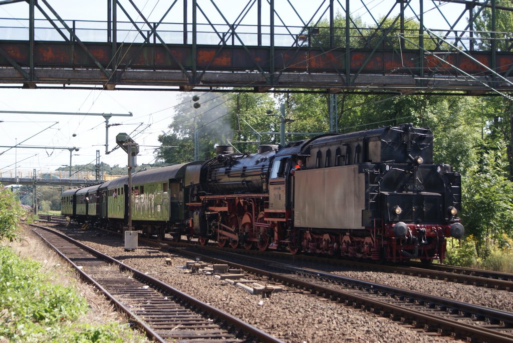 Anlsslich des Regiobahn Sommerfestes fuhr 41 360 mit einem Sonderzug ovn Mettman nach Kaarst.Hier in Dsseldorf Gerresheim am 23.08.2009