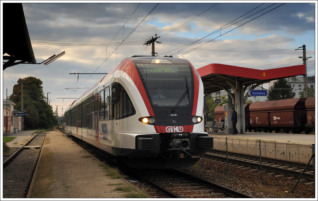 Anlsslich des Regionalbahntages in Ernstbrunn am 16.9.2012 war auch ein GKB GTW am vergangenen Wochenende auf der Landesbahn unterwegs. berstellt wurde er von Graz nach Ernstbrunn am 15.9.2012 als SLP 17464. Die erste Aufnahme zeigt den Zug beim Warten auf die Zugleitunterlagen in Korneuburg.

