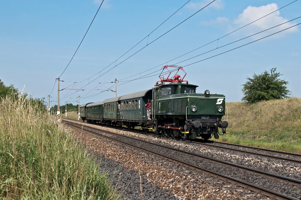 Anllich der E-Lok Tage im Eisenbahnmuseum in Strahof wurde am 13.06.2011 dieser Sonderzug mit 1062.07 in Verkehr gesetzt. Die Aufnahme entstand, wie so viele andere auch, kurz vor Helmahof.