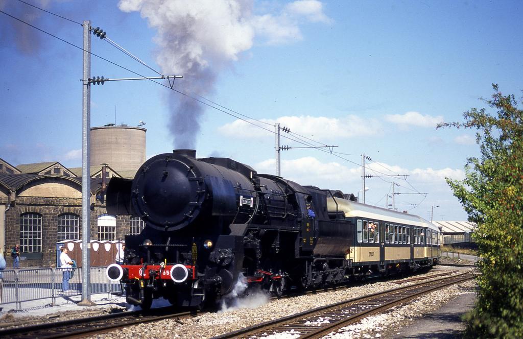 Anllich der Jubilumsfeier am 7.9.1996 war die CFL Dampflok 5519 mit 
einem Rundfahrtzug unterwegs und verlsst hier gerade das Depot der Hauptstadt.