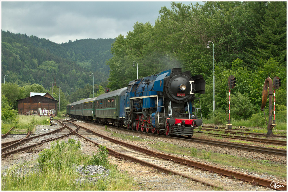 Anlsslich der Kindertage in Vrtky, fhrt  Papagei  477 013 als Os 31217 von Vrtky nach Kremnica, hier bei der Einfahrt in Kremnica. 
2.6.2012