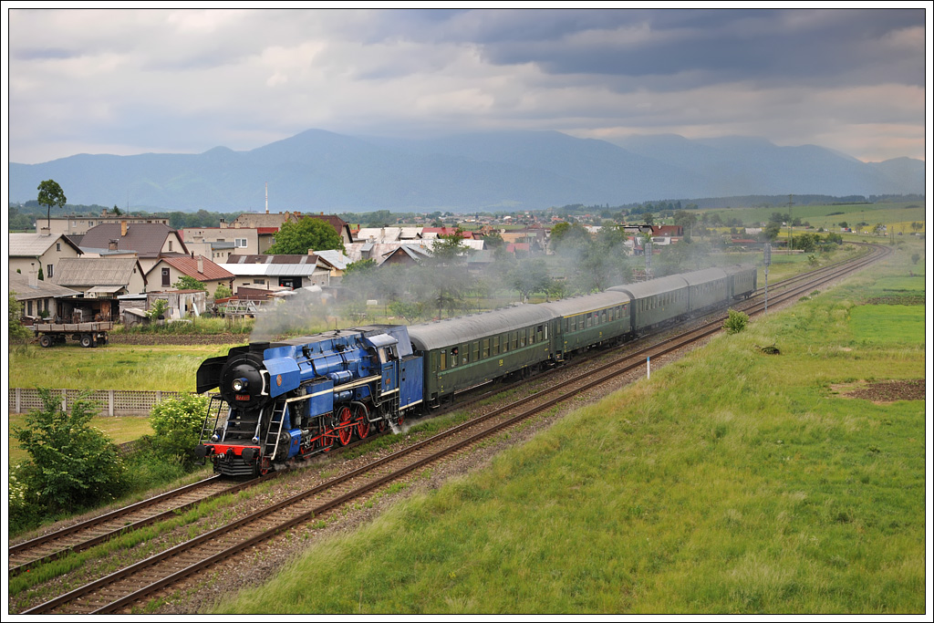 Anlsslich der Kindertage in Vrtky war auch der Papagei unterwegs. Die Aufnahme zeigt 477 013 als Os 31217 von Vrtky nach Kremnica am 2.6.2012 kurz vor dem Bahnhof Prbovce.