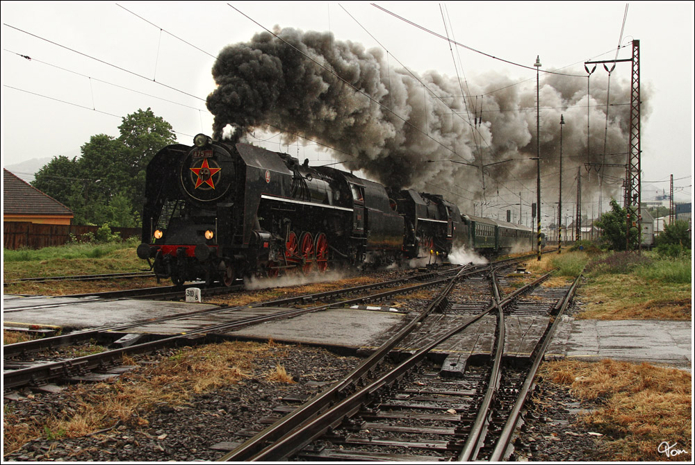 Anlsslich der Kindertage in Vrtky, ziehen die beiden Dampfloks 475 196 + 475 179 den Sonderzug Os 31207 von Vrtky ber Zvolen retour nach Vrtky. 
Vrtky 1.6.2012 

