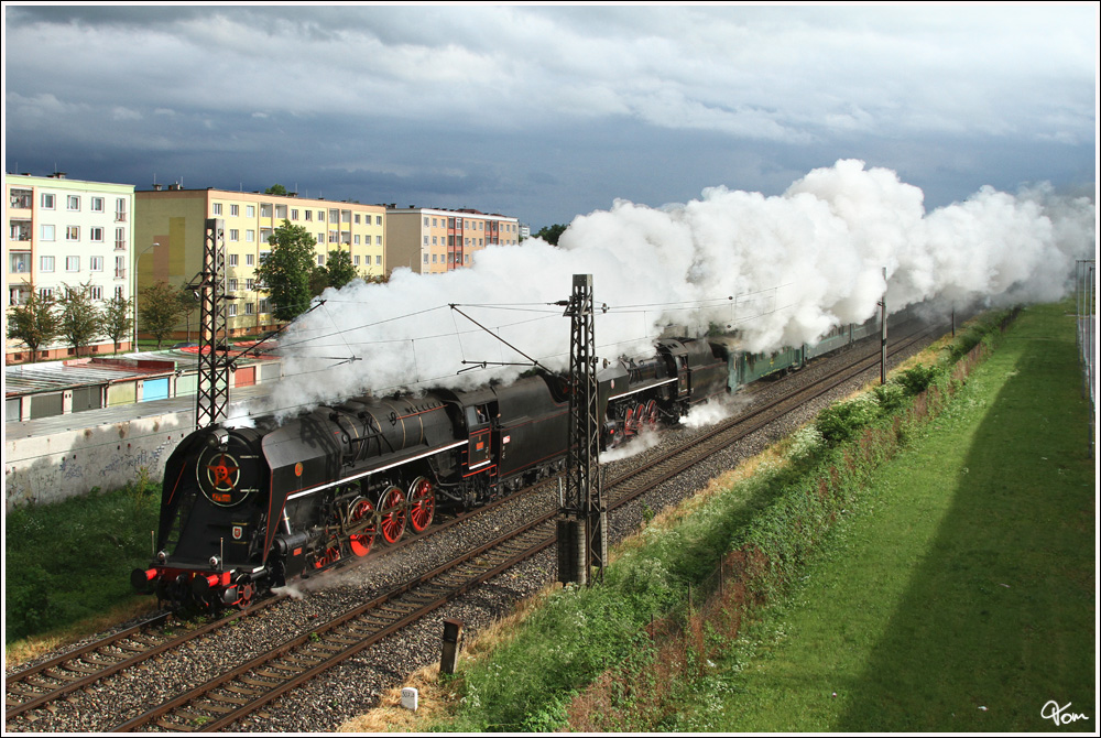 Anlsslich der Kindertage in Vrtky, ziehen die beiden Dampfloks 475 179 & 475 196 den Sonderzug Os 31207 von Vrtky ber Zvolen retour nach Vrtky. 
Martin 1.6.2012 

