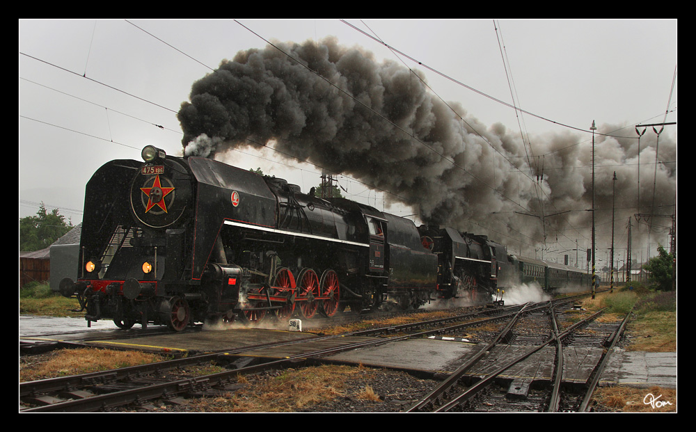Anlsslich der Kindertage in Vrtky, ziehen die beiden Dampfloks 475 196 + 475 179 den Sonderzug Os 31207 von Vrtky ber Zvolen retour nach Vrtky. 
Vrtky 1.6.2012 

