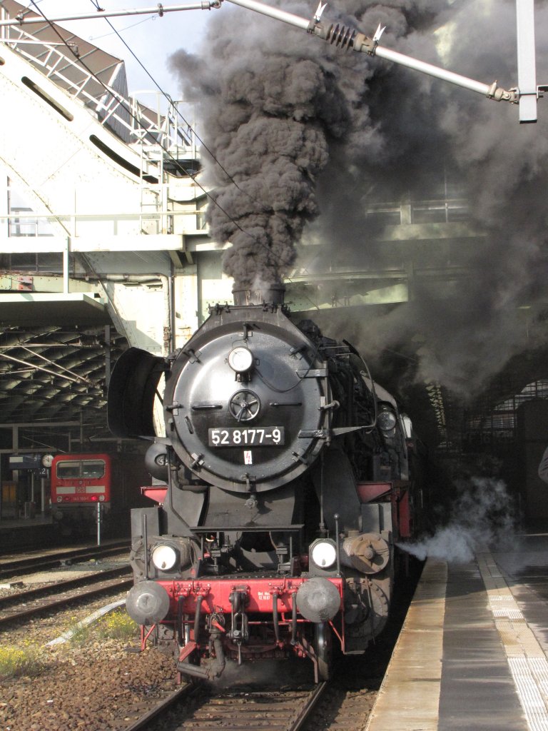 Anllich der Modellbahnausstellung am Berliner Postbahnhof am Ostbahnhof war am 01.11.2009 die BR 52 der Berliner Dampflokfreunde zur Rundfahrt unterwegs.Der Zug musste auerhalb der Halle stehen und wurde von Osg schon so als Rangierfahrt in der Bahnhof gedrckt.