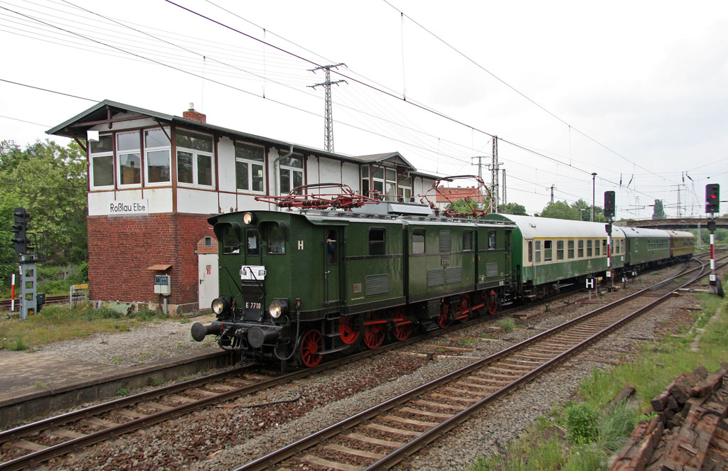 Anllich einer Sonderfahrt kam die Dresdner Museumslokomotive E77 10 am 12.05.2011 auch wieder mal nach Sachsen-Anhalt, hier erreicht der Zug den Bahnhof Rolau/Elbe.