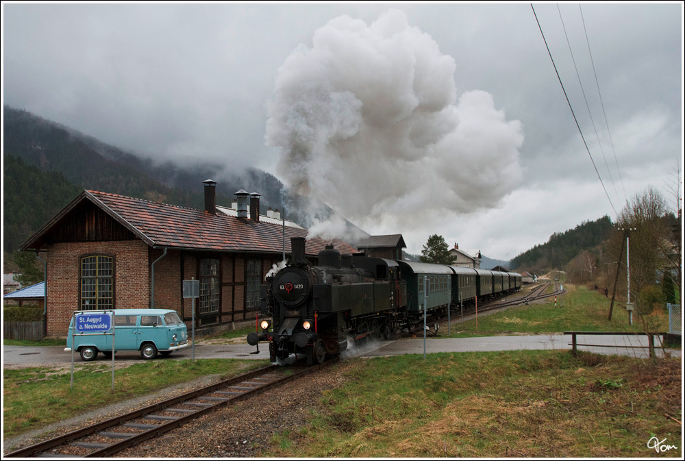 Anl�sslich der Strecken�bernahme durch die Traisental-G�lsental GmbH, gab es heute den Nostalgiesonderzug SR 14602 von St.P�lten Hbf nach St. Aegyd am Neuwalde.Gezogen wurde dieser Zug von der 93.1420, hier zu sehen bei der Ausfahrt in St. Aegyd am Neuwalde. 15.4.2012 

