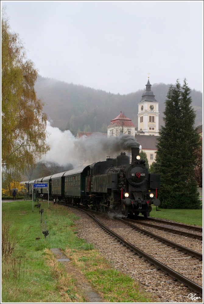 Anl�sslich der Strecken�bernahme durch die Traisental-G�lsental GmbH, gab es heute den Nostalgiesonderzug SR 14602 von St.P�lten Hbf nach St. Aegyd am Neuwalde.Gezogen wurde dieser Zug von der 93.1420, hier zu sehen in Lilienfeld, mit dem Zisterzienserstift im Hintergrund. 
15.4.2012 

