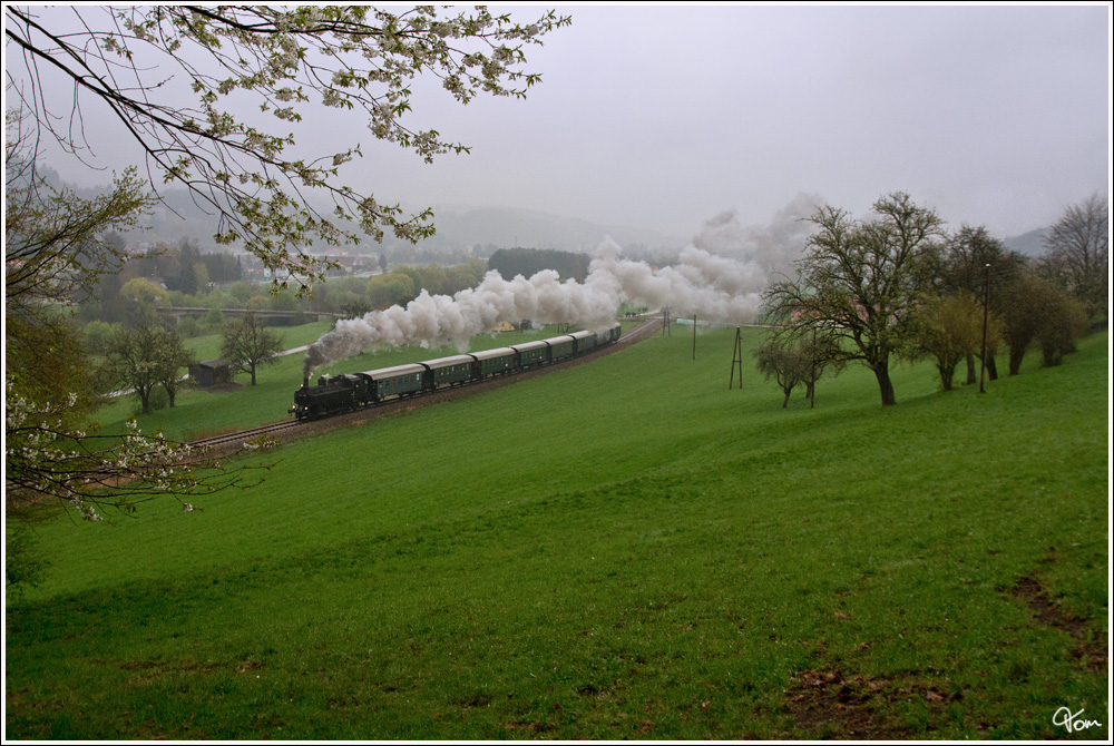 Anl�sslich der Strecken�bernahme durch die Traisental-G�lsental GmbH, gab es heute den Nostalgiesonderzug SR 14602 von St.P�lten Hbf nach St. Aegyd am Neuwalde.Gezogen wurde dieser Zug von der 93.1420, hier zu sehen nahe G�blasbruck. 
15.4.2012
