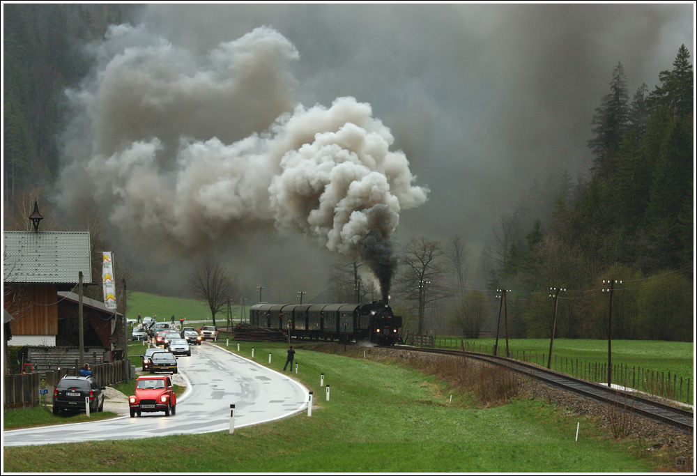 Anl�sslich der Strecken�bernahme durch die Traisental-G�lsental GmbH, gab es am 15.4.2012 den Nostalgiesonderzug SR 14602 von St.P�lten Hbf nach St. Aegyd am Neuwalde.Gezogen wurde dieser Zug von der 93.1420, hier zu sehen nahe Thorhof. 