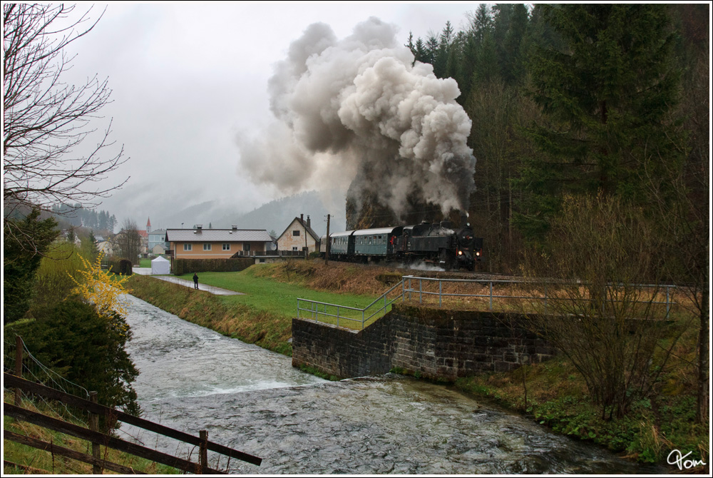 Anl�sslich der Strecken�bernahme durch die Traisental-G�lsental GmbH, gab es am 15.4.2012 den Nostalgiesonderzug SR 14602 von St.P�lten Hbf nach St. Aegyd am Neuwalde. Gezogen wurde dieser Zug von der 93.1420, hier zu sehen in Hohenberg.  

