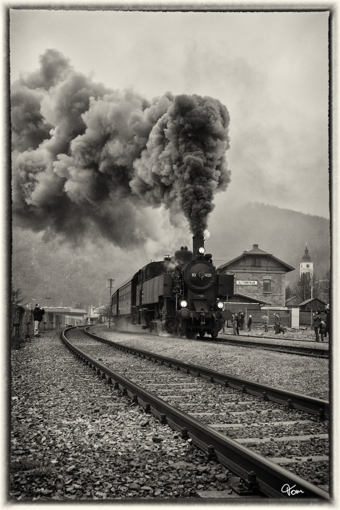Anl�sslich der Strecken�bernahme durch die Traisental-G�lsental GmbH, gab es am 15.4.2012 den Nostalgiesonderzug SR 14602 von St.P�lten Hbf nach St. Aegyd am Neuwalde. Gezogen wurde dieser Zug von der 93.1420, hier zu sehen bei der Ausfahrt in Lilienfeld. 
15.4.2012 

