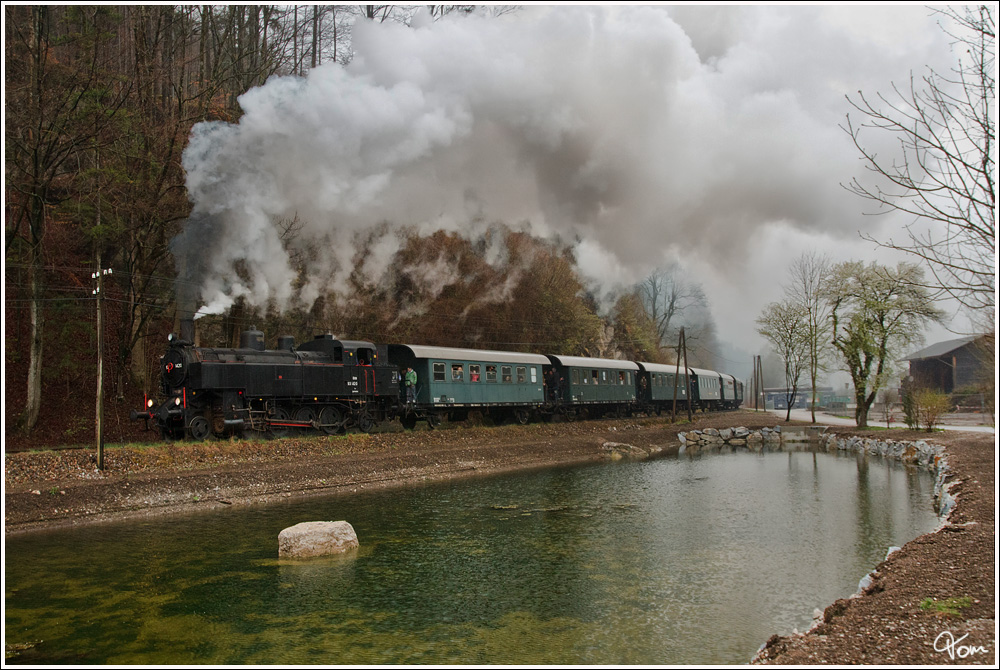 Anl�sslich der Strecken�bernahme durch die Traisental-G�lsental GmbH, gab es am 15.4.2012 den Nostalgiesonderzug SR 14602 von St.P�lten Hbf nach St. Aegyd am Neuwalde. Gezogen wurde dieser Zug von der 93.1420, hier zu sehen nahe Furthof. 