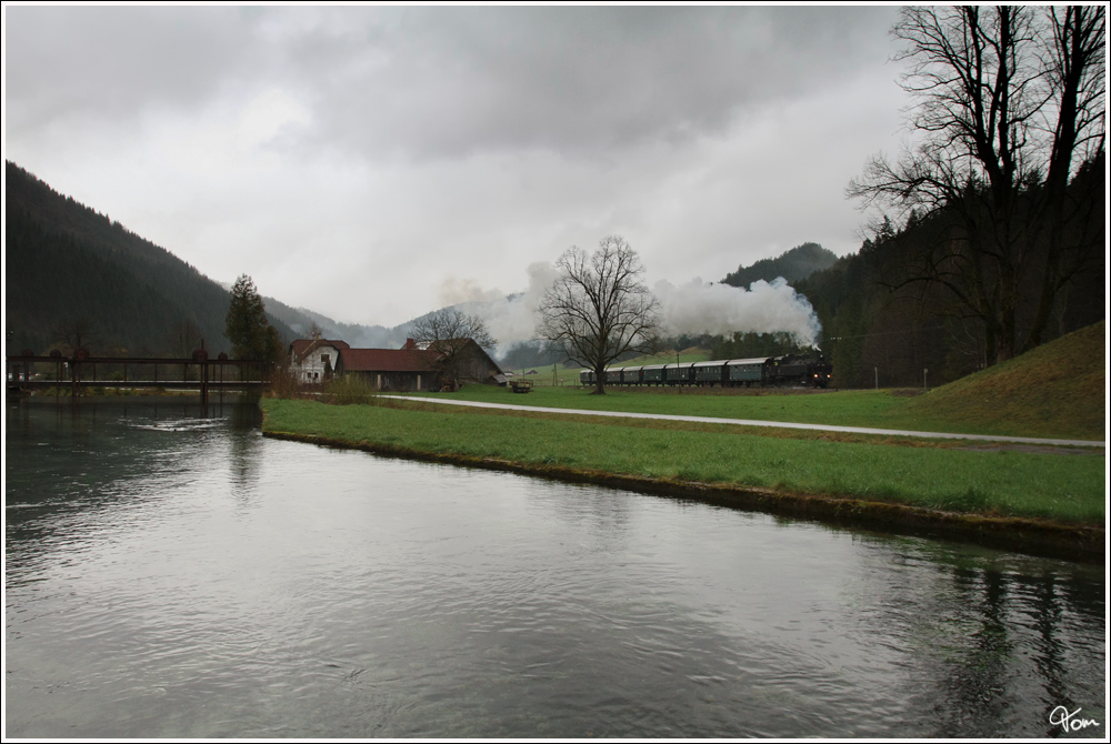 Anl�sslich der Strecken�bernahme durch die Traisental-G�lsental GmbH, gab es am 15.4.2012 den Nostalgiesonderzug SR 14602 von St.P�lten Hbf nach St. Aegyd am Neuwalde. Gezogen wurde dieser Zug von der 93.1420, hier zu sehen bei der Wehr in Mitterbach. 

