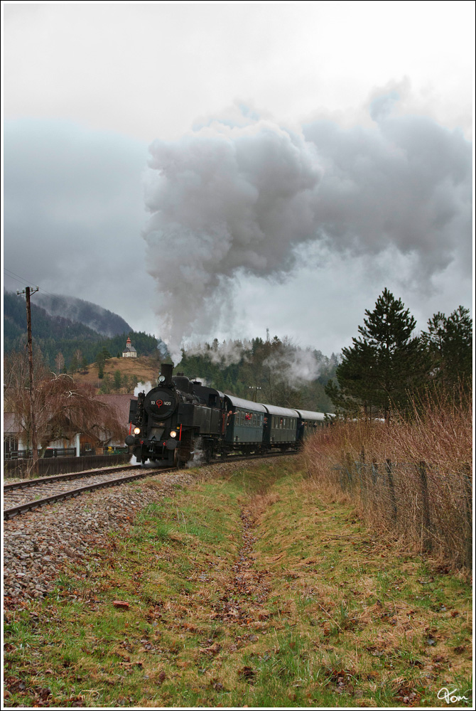 Anl�sslich der Strecken�bernahme durch die Traisental-G�lsental GmbH, gab es am 15.4.2012 den Nostalgiesonderzug SR 14602 von St.P�lten Hbf nach St. Aegyd am Neuwalde. Gezogen wurde dieser Zug von der 93.1420, hier zu sehen bei der Einfahrt in St. Aegyd Markt.
