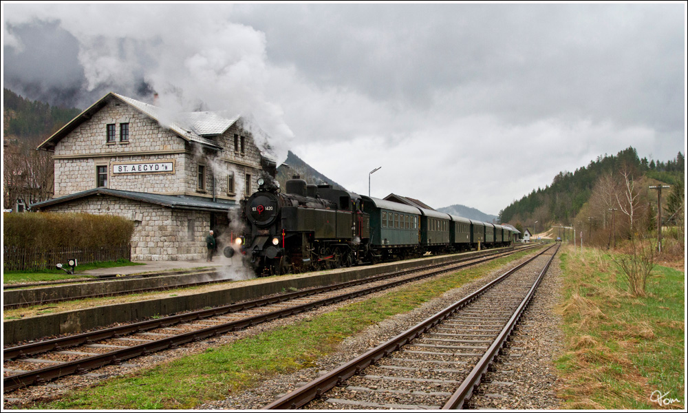 Anl�sslich der Strecken�bernahme durch die Traisental-G�lsental GmbH, gab es am 15.4.2012 den Nostalgiesonderzug SR 14602 von St.P�lten Hbf nach St. Aegyd am Neuwalde. Gezogen wurde dieser Zug von der 93.1420, hier zu sehen im Bahnhof St. Aegyd am Neuwalde. 

