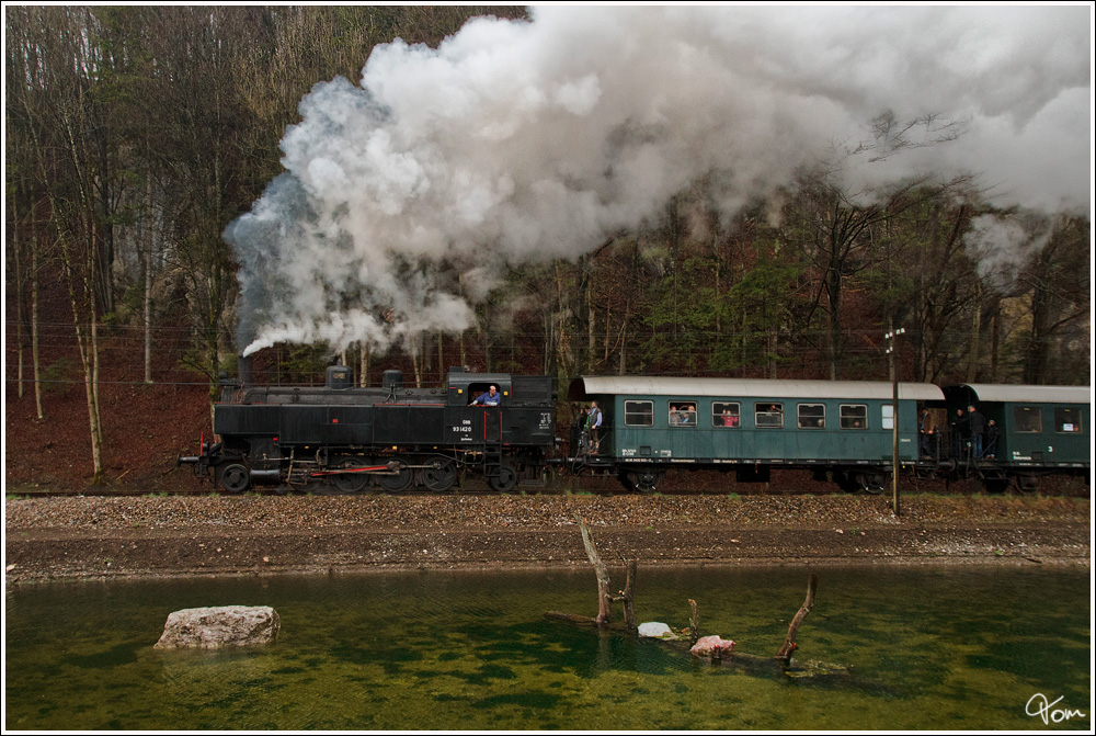 Anl�sslich der Strecken�bernahme durch die Traisental-G�lsental GmbH, gab es am 15.4.2012 den Nostalgiesonderzug SR 14602 von St.P�lten Hbf nach St. Aegyd am Neuwalde. Gezogen wurde dieser Zug von der 93.1420, hier zu sehen nahe Furthof. 

