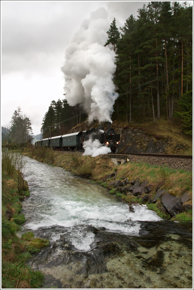 Anl�sslich der Strecken�bernahme durch die Traisental-G�lsental GmbH, gab es am 15.4.2012 den Nostalgiesonderzug SR 14602 von St.P�lten Hbf nach St. Aegyd am Neuwalde. Gezogen wurde dieser Zug von der 93.1420, hier zu sehen nahe Mitterbach. 

