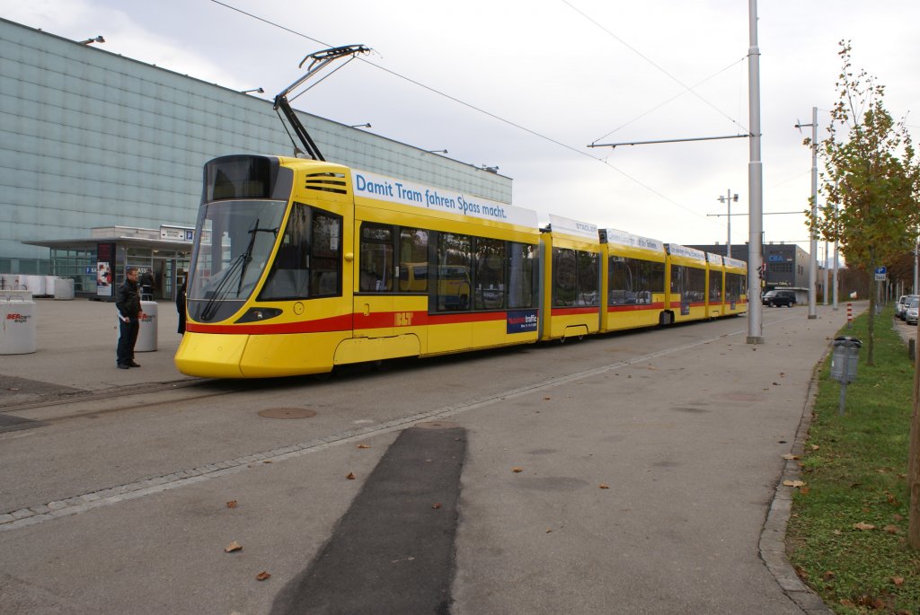 Anl�sslich der Suissetraffic, einer internationalen Messe des �ffentlichen Verkehrs in Bern, liess Stadler Rail einen TANGO der BLT nach Bern bringen. Mit diesem wurden Extrafahrten zwischen Bern Hauptbahnhof und Guisanplatz durchgef�hrt. Auf dem Bild zu sehen ist der Be 6/10 154, der am Nachmittag des 14.11.09 am Guisanplatz steht.