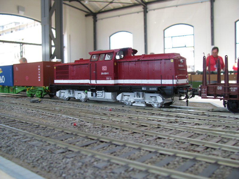 Anllich einer Tagung der ARGE Spur 0, fand in Wismar eine Modellbahn-Ausstellung statt. Konnte ich die Diesellok BR 204 639-5 der  DB AG  in Spur 0 mit ihrem Container-Zug abgelichtet, Wismar 03.06.2011