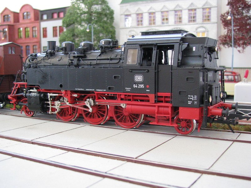 Anllich einer Tagung der ARGE Spur 0, fand in Wismar eine Modellbahn-Ausstellung statt. Hier habe ich die Dampflokomotive BR 64 295 er  DB  in Spur 0 abgelichtet. Wismar 03.06.2011