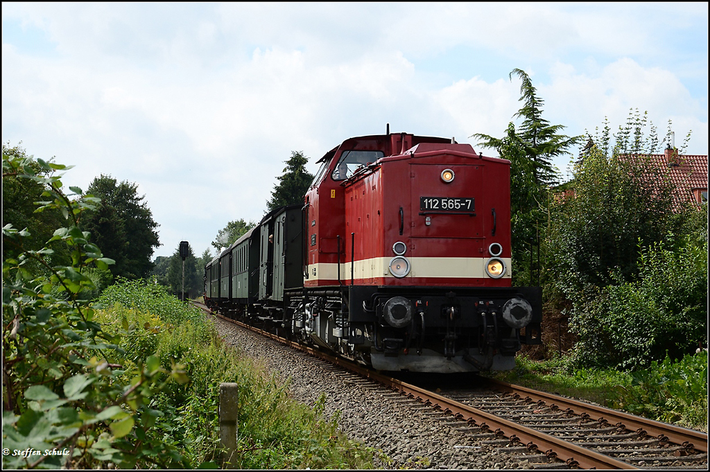 Anl�sslich der Veranstaltung 125 Molli fuhr am 06.+07.08.11 ein Pendelzug mit 112 565 und 91 134 zwischen Bad Doberan und Rostock. Aufnahme zeigt die 112 565 zwischen dem Hp Rostock Thierfelder Str. und Rostock Hbf.