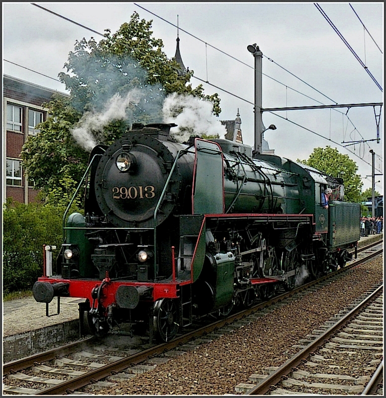 Anlsslich einer Veranstaltung zur Feier 175 Jahre Eisenbahn in Belgien am 08.05.10, setzt sich die Dampflok 29.013 der SNCB Holding im Bahnhof von Schaerbeek vor ihren Sonderzug, um diesen kurze Zeit spter nach Louvain/Leuven zu ziehen. (Hans) 