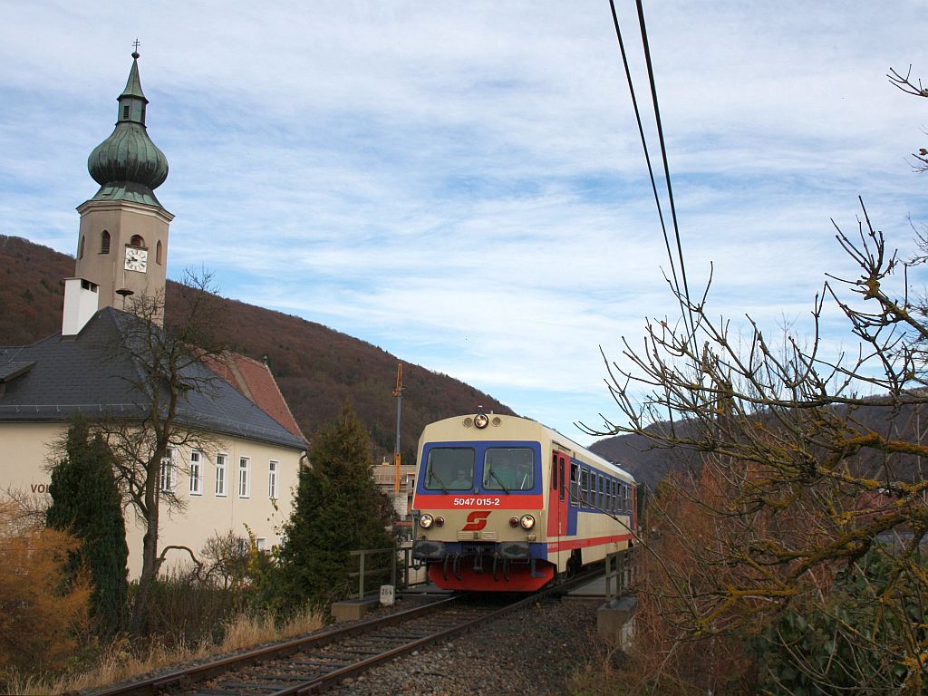 Anlasslich der Einstellung der Donauuferbahn ab Dezember 2010 fand am 13. November 2010 eine Abschiedsfahrt mit dem 5047 015-2 auf dem betroffenen Streckenabschnitt von Krems nach Sarmingstein statt. Die erste Aufnahme zeigt den Zug noch im Wachauer Streckenteil bei der Durchfahrt in Aggsbach Markt. 