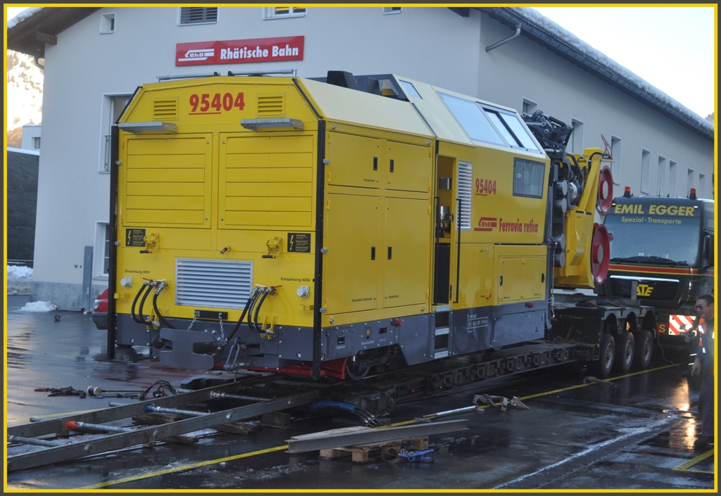 Anlieferung und Ablad der neuen Schneeschleuder 95404 der Firma Zaugg in Landquart. (23.12.2011)