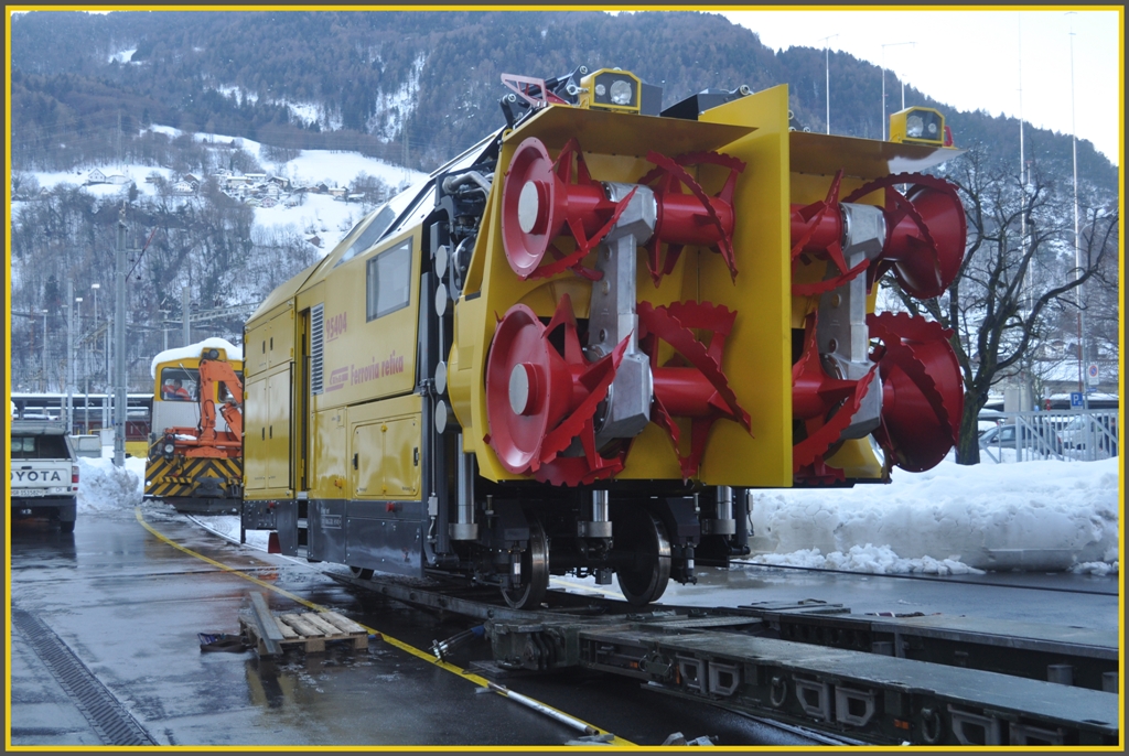 Anlieferung und Ablad der neuen Schneeschleuder 95404 der Firma Zaugg in Landquart. (23.12.2011)