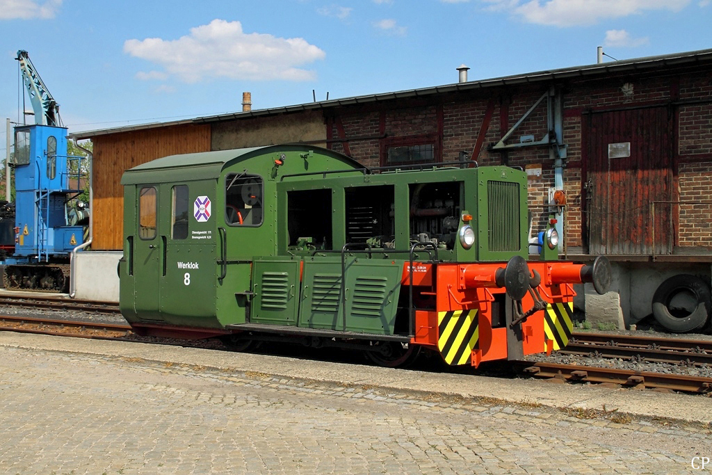 Anlsslich des Schmalspurbahnfestes auf der Weieritztalbahn wurde im Bahnhof Freital-Hainsberg auch die Werklok 8 der BGH Edelstahl Freital ausgestellt. Die beim Lokomotivbau  Karl Marx  gebaute N4 wurde 1955 ausgeliefert. (16.7.2011)