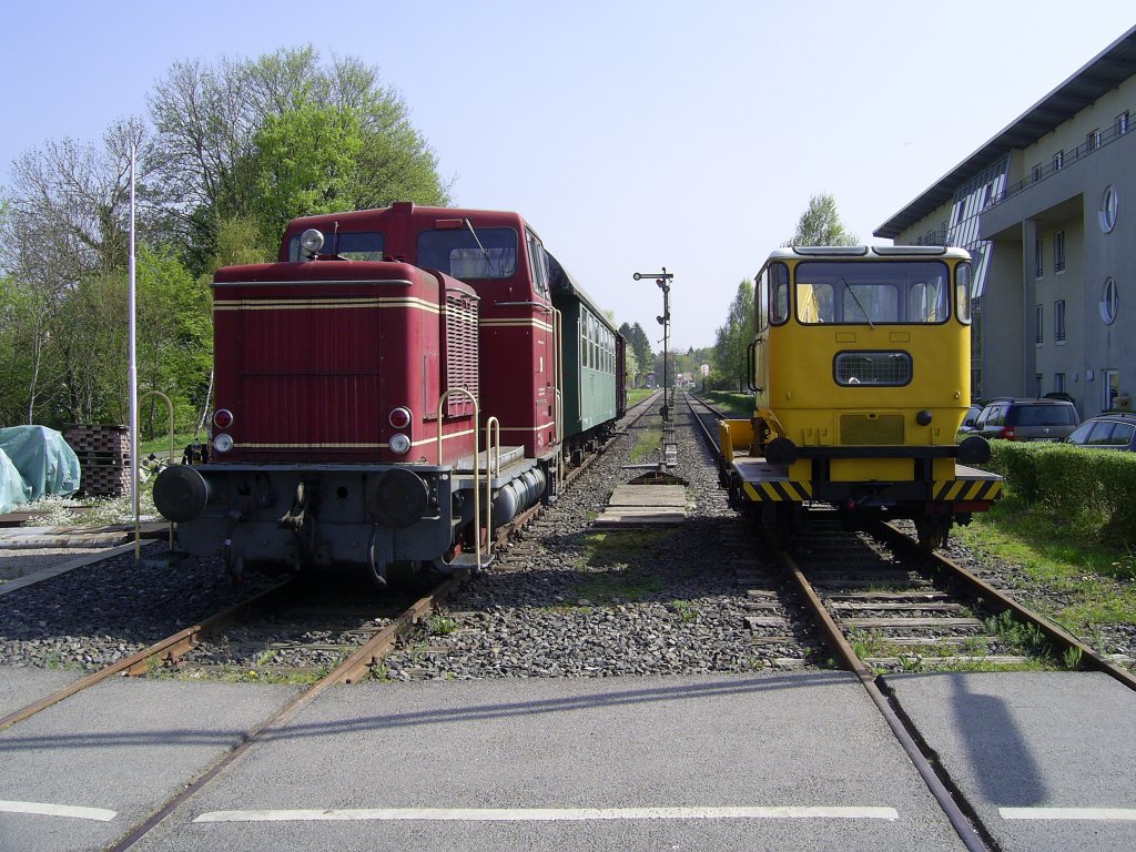 Anna 20 und Klv 53 0091 stehen zusammen bei besten Wetter am Walheimer Stellwerk