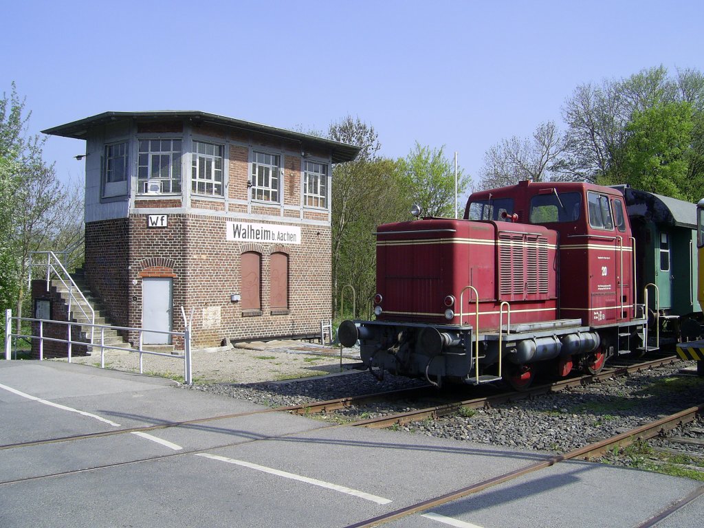 Anna 20 (MaK 240 B)der EFG Aachen sonnt sich in Walheim am Stellwerk, sie ist die neuste Lok des Vereins :D