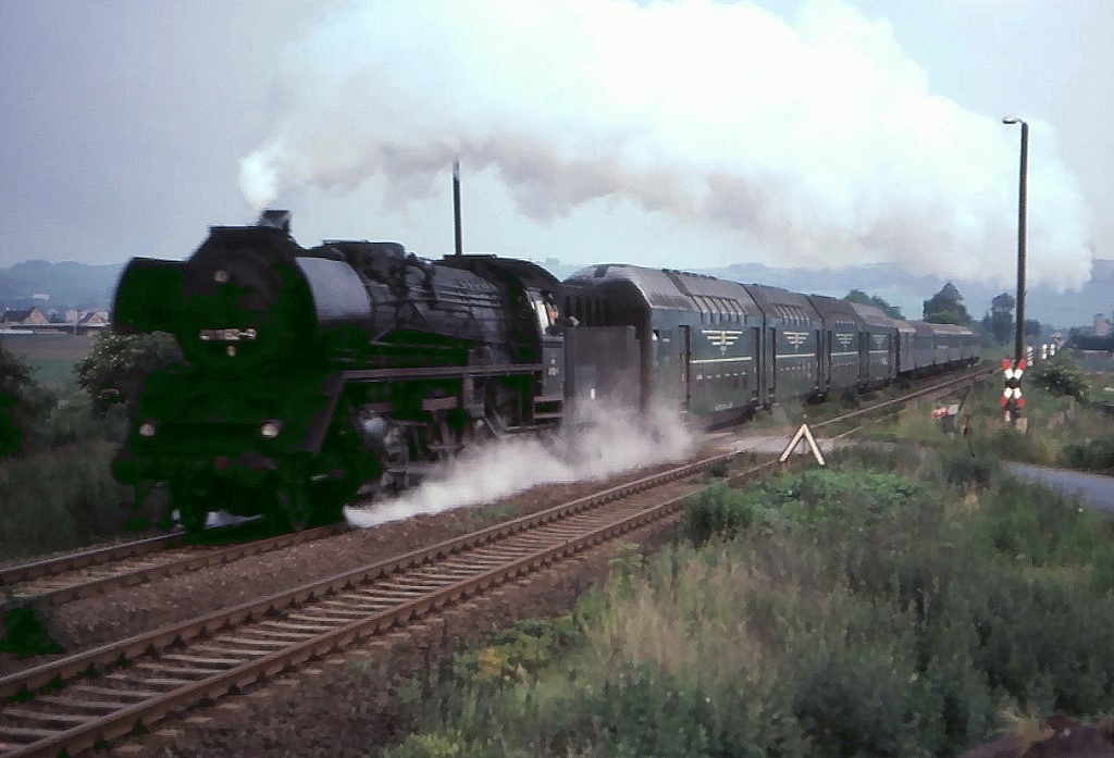 Anno 1985 noch im Planeinsatz: 41 1182 verlsst Saalfeld mit einem abendlichen Personenzug, 25.06.1985.