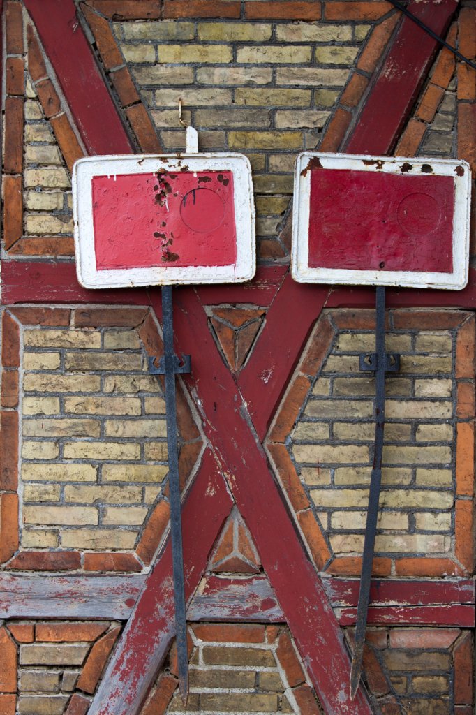 An's Kreuz genagelt - zwei altgediente Schutzhaltsignale, gesehen auf dem Bahnhof Strasburg ( Uckerm ) am 15.03.2012
