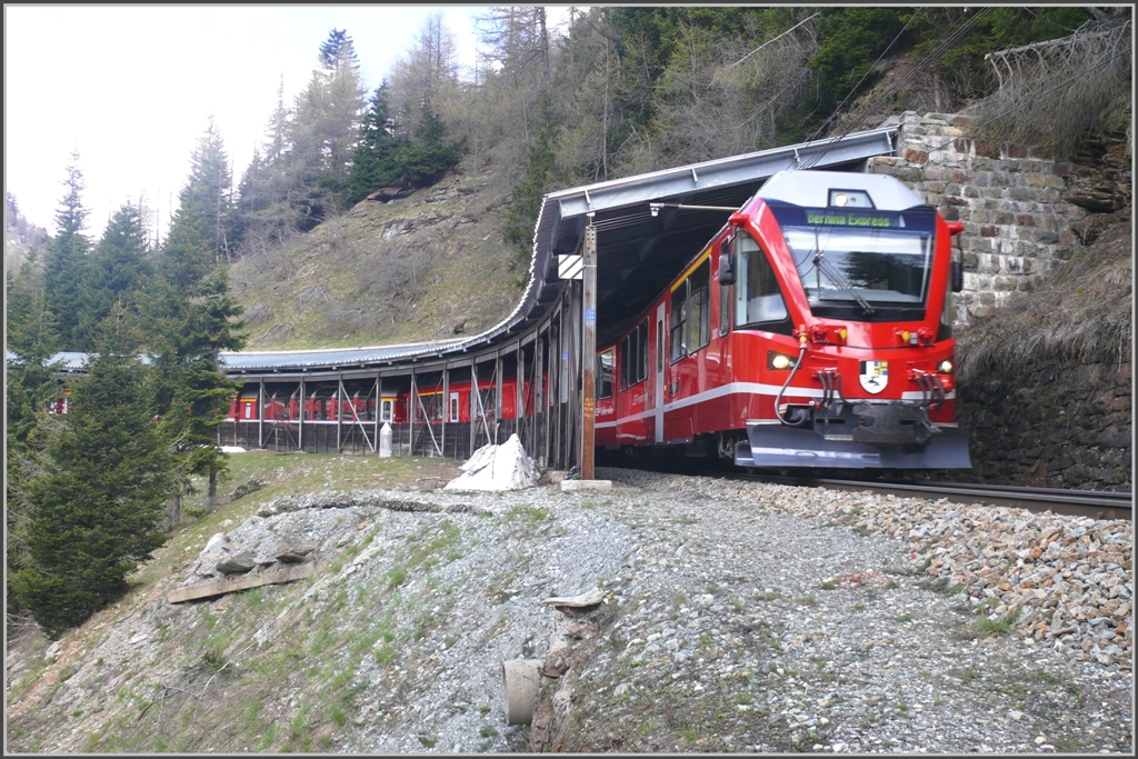 Anschliessend an die Val da Pilabrcke durchfhrt ABe 8/12 3502  Friedrich Hennings  mit dem BEX961 eine kurze Schutzgalerie. (20.05.2010)