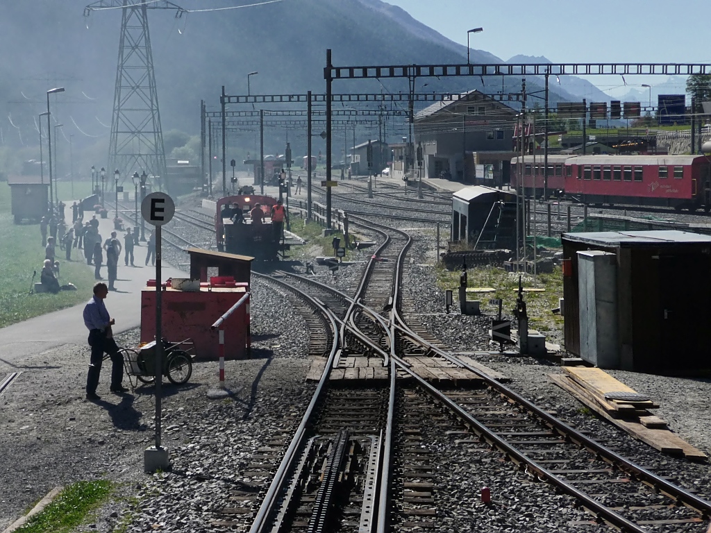 Anschluss der DFB-Strecke an die MGB-Strecke in Oberwald, 2.10.11. Aufnahme vom letzten Wagen des fahrenden Zugs. Von links kommt der Feuerlschtrupp mit Kf 695 hinterher...