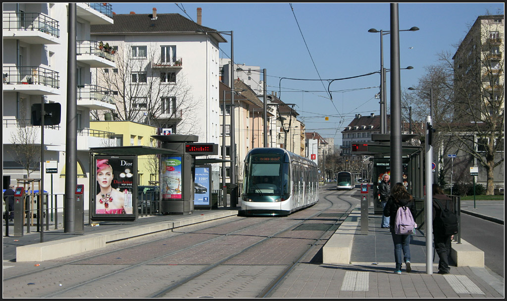 Anschluss - 

Mit dem Bau der Linie C durch das Quartier Neudorf erhielt dieser Stadtbezirk Anschluss an das Straßenbahnnetz von Straßburg. Im Bild die Haltestelle Lycée Jean Monnet in der Rue dex Ribeauvillé. 

06.03.2008 (M)