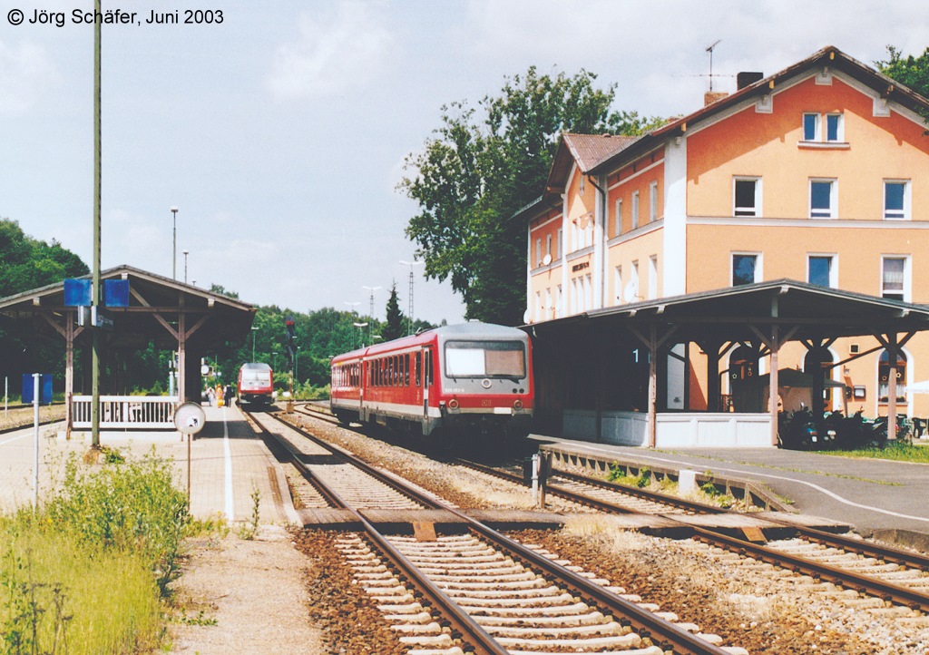 Anschluss in Neukirchen bei Sulzbach-Rosenberg am 10.6.03: Links wartet ein Pendolino auf den zweiten Zugteil aus Schwandorf, der nach Nrnberg angekuppelt wird. Der VT 628 wird als RB nach Lauf hinterher fahren. 