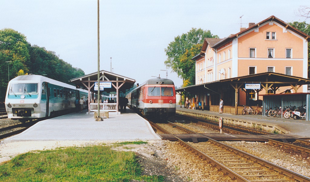 Anschluss in Neukirchen bei Sulzbach-Rosenberg etwa 1993 in damals modernen Farben: Links steht 610 513 als RE zur Fahrt nach Schwandorf bereit und rechts 614 031 als RB nach Weiden. 

