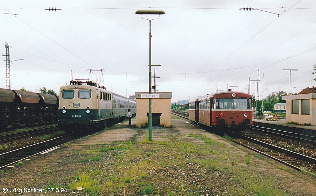 Anschluss in Pleinfeld am 27.5.94: 141 238 hielt mit ihrer RB nach Treuchtlingen planmig in Gleis 5, weil sie von einem IC nach Mnchen berholt wurde.