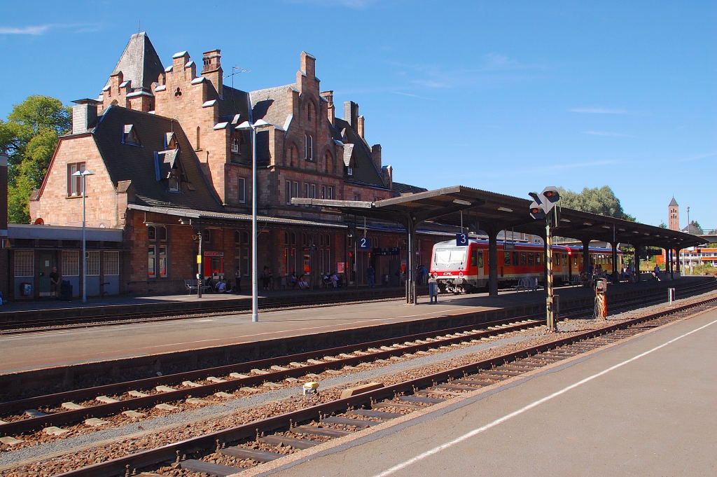 Ansicht auf den Bahnhof Gerolstein mit CFL Triebwagen 628 506.....Aufnahme von Gleis 4 am 18.8.2012