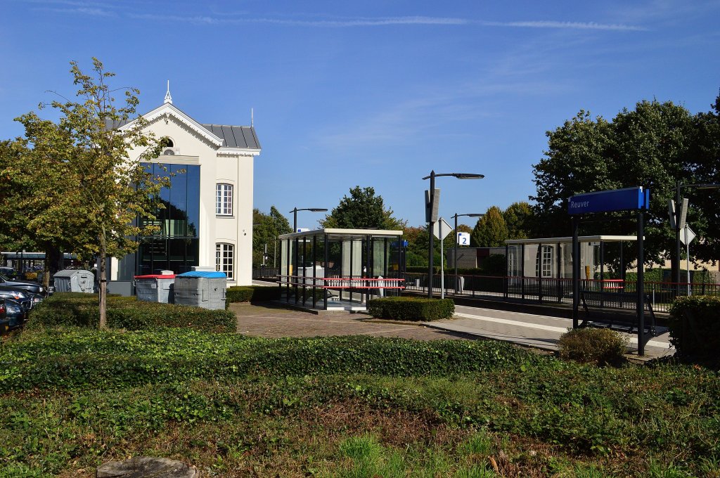 Ansicht auf den Bahnhof Reuver an der Bahnstrecke  Venlo - Roermond an der ehemaligen Fernbahn Paris-Venlo-Hamburg. Sonntag 30.9.2012