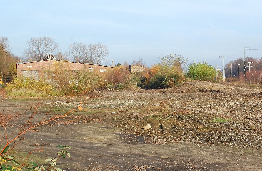 Ansicht auf die ehemalige Gterwagenreparaturhalle und die Kohlenbhne im ehemaligen Bahnbetriebswerk Rheydt-Rangierbahnhof, vom Tor an der Eisenbahnstrae aus aufgenommen. Die meisten Geleise sind im Umfeld schon entfernt. Von den ehemals zwei Drehscheben ist so gut wie nichts mehr zu erahnen, die Lokschuppen sind schon seit jahrzehnten abgerissen und die Stelle wo einst die Lokleitung stand ist, auch nicht mehr zu erkennen. So verschwindet eine Infrastrucktur so nach und nach, die in der Vergangeheit so dringend erforderlich fr den Fahrbetrieb war. Wieder verschwinden Relikte der Vergangenheit fr eine moderne Bahn, schade das die Bahn immer Ges(ch)ichtsloser wird. Sonntag der 21.11.2010