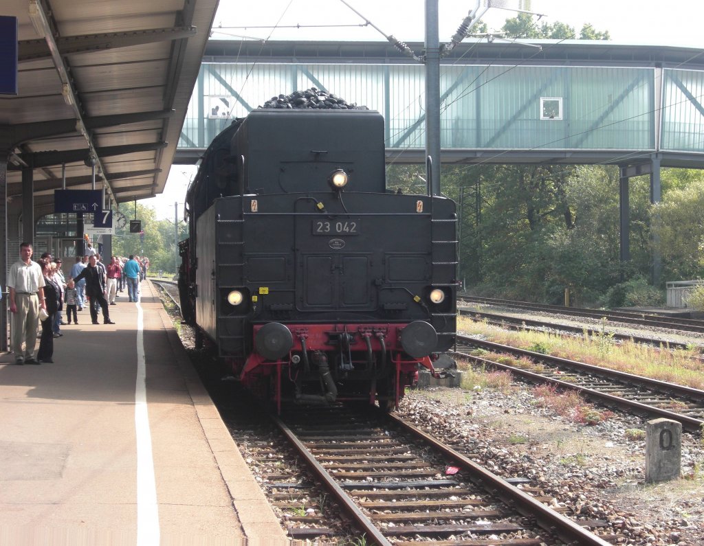 Ansicht der BR 23 042 von hinten; eine Mitfahrt bei den Mrklintagen im Sep. 2009 war mglich und wurde reichlich genutzt