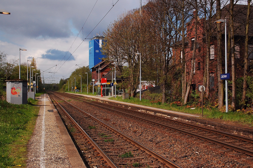 Ansicht des Jchener Bahnhofs vom Bahnsteig Gleis 2 in westliche Richtung.....am 22.4.2012