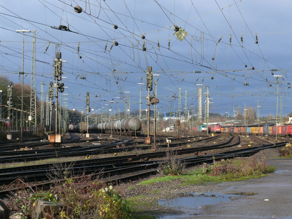 Ansicht des Verschiebebahnhofs von Aachen-West. Fr einen kurzen Moment liess sich die Sonne blicken an diesem ansonsten wettermssig ziemlich miesen 5. Dezember.